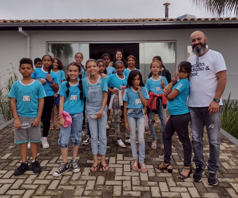 api-modulos/fotos/img/galeria_cat_culturais_493/493/12508/VISITA GUIADA ESCOLA MUNICIPAL D. COTINHA, PROFESSORA LUCIENE, 19.04.2023 (10).jpg